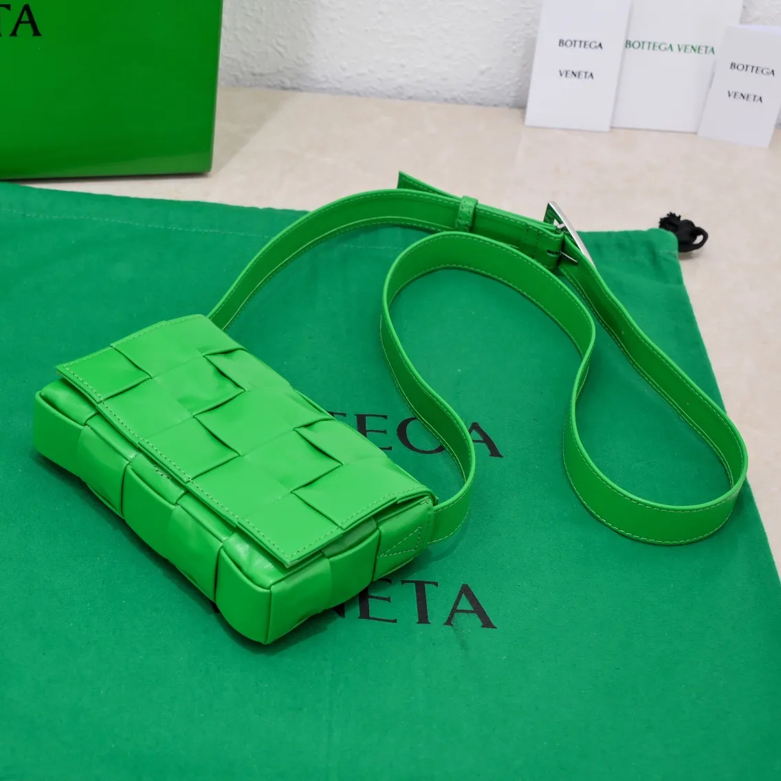 #Bv 2022 autumn and winter new product Cassette medium pillow bag, classic weaving technology, chubby filling design pillow bag has developed into a family series and has become the trump card of the new Bottega bag🔥 A must-have artifact for fashionistas to match frequently selected fashion items and contemporary exquisite workman concave shapes💚Cute and cute, the medium size has launched the latest color, beautiful and dreamy, super exciting💓 Size: 17.5*10.5*3cm, model: 7587#